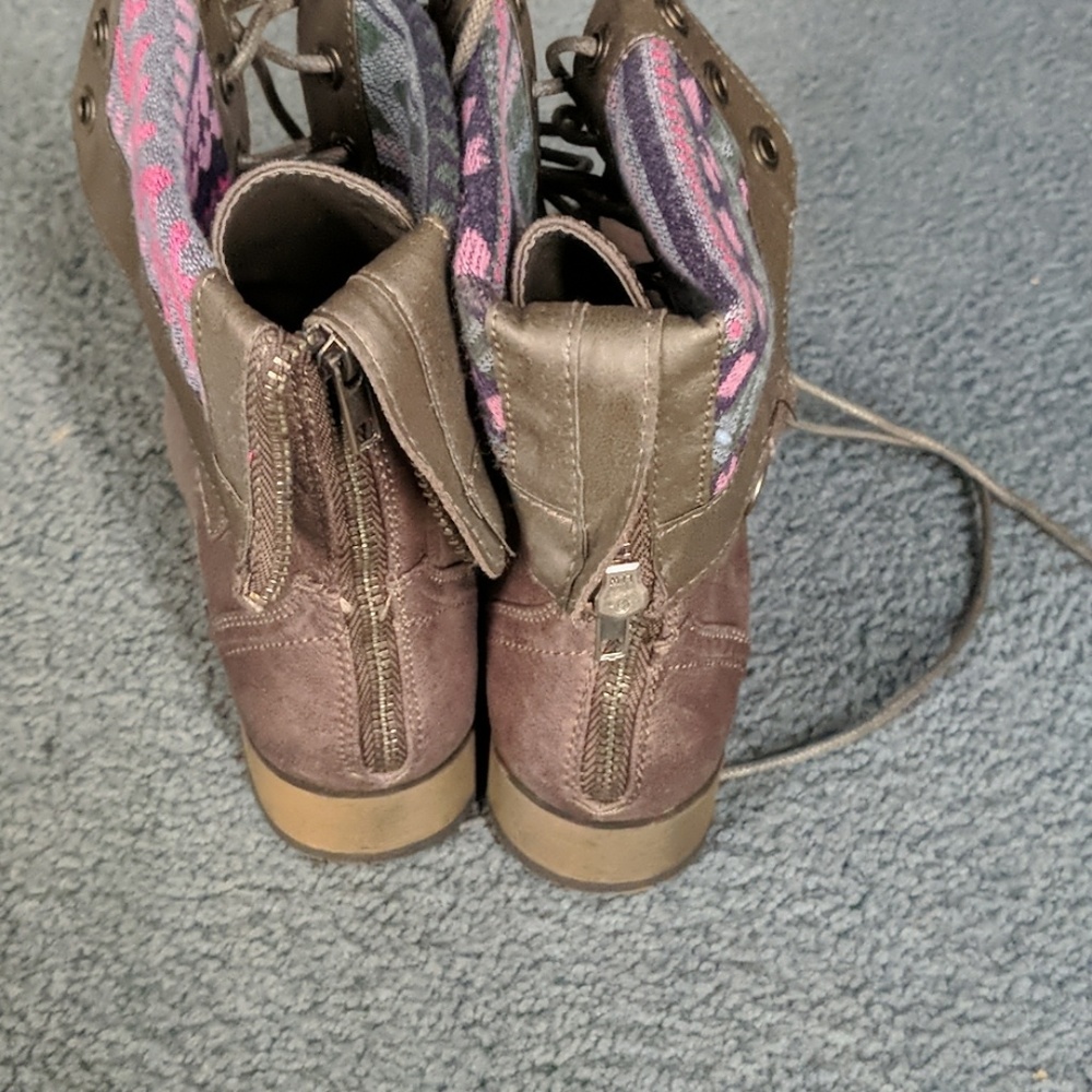 Boots - Picture 4 of 4